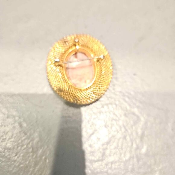 Shell Cameo Brooch Double Filagree 1.5" - Picture 4 of 4